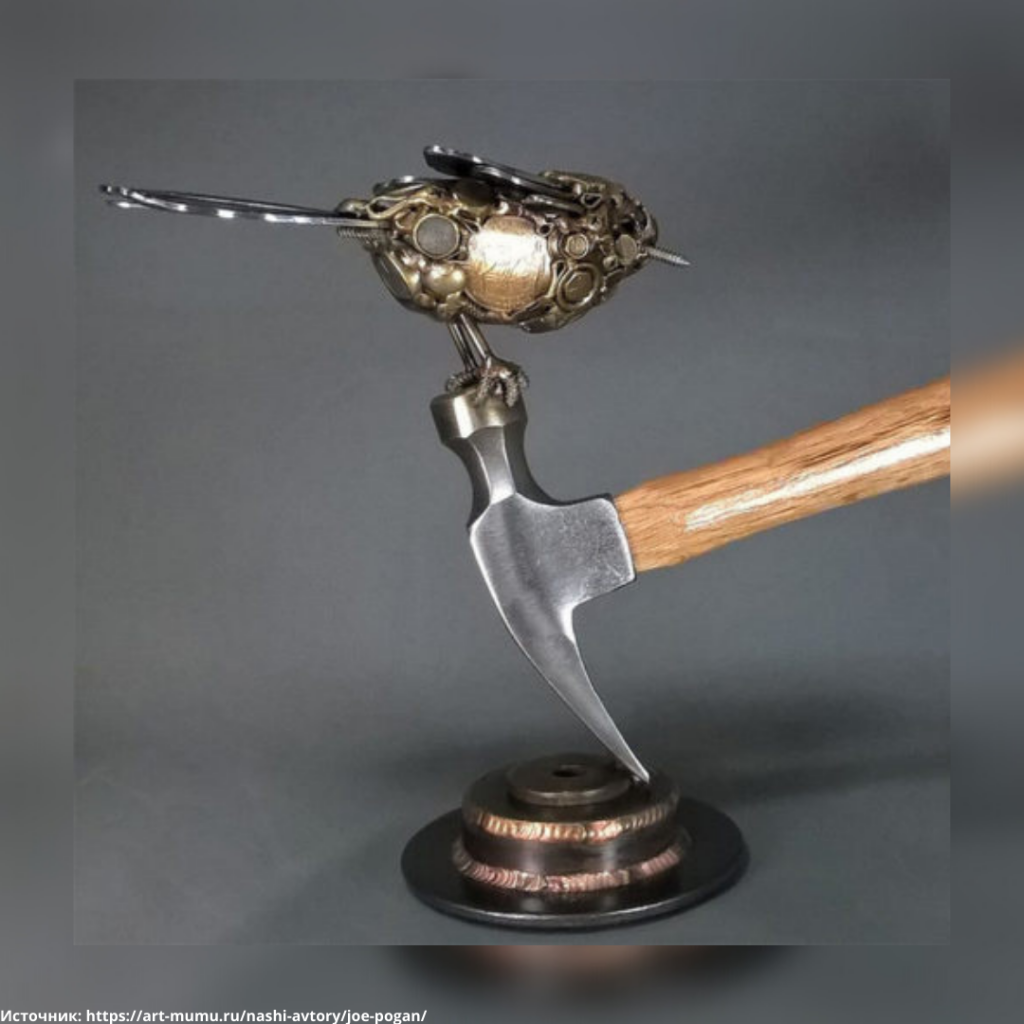 Скульптура из металлолома в виде птицы на молотке. Скульптура из медного лома американского художника Джо Погана (Joe Pogan).