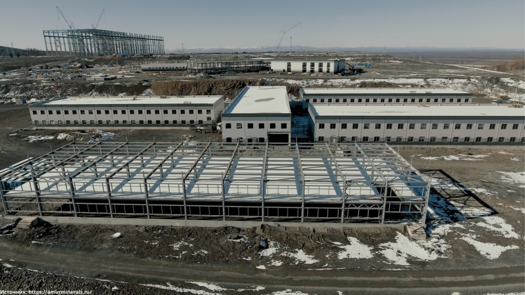 Стройка в Хабаровске на Малмыжском месторождении крупнейшего горно-обогатительного комбината. Строительство ГОК планируется завершить к 2025 году. Общая мощность составит около 90 миллионов тонн руды в год.