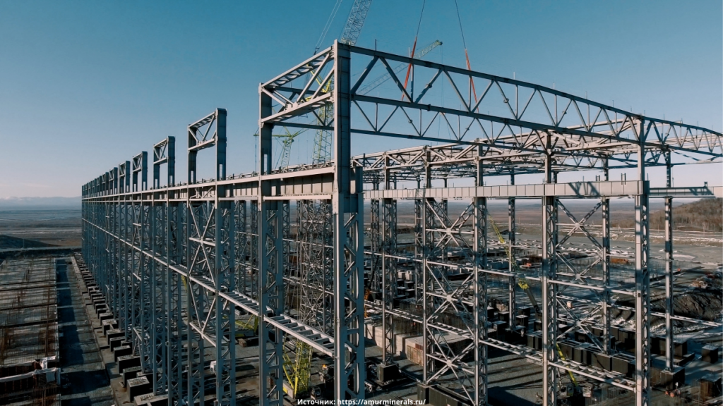 Строительство первых двух линий крупнейшего горно-обогатительного комбината в Хабаровске планируется завершить к 2023 году. Завершение строительства всех линий предприятия намечено на 2025 год.